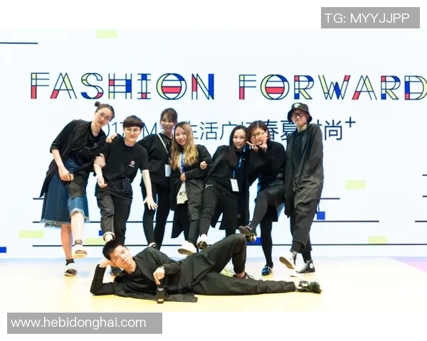 足球明星挑战魔方技巧展现超凡智慧与运动魅力的精彩瞬间