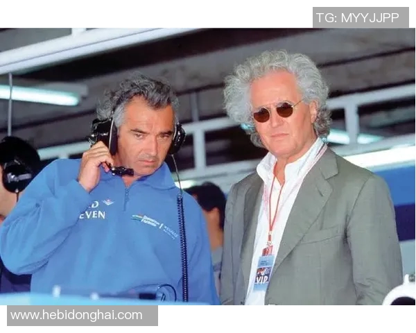 足球明星女友奢华游艇度假照曝光展现迷人风采与海洋魅力