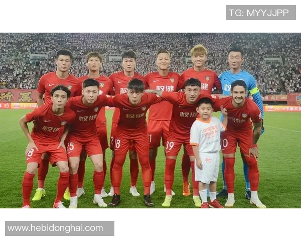 杭州足球队实力引发热议球迷对球队表现的看法与争议分析 杭州足球队实力引发热议球迷对球队表现的看法与争议分析